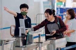 Nhiều vướng mắc khi sử dụng tài khoản định danh làm thủ tục đi tàu bay
