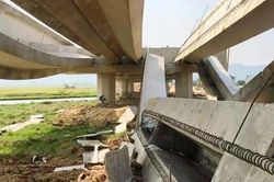 Sập nhiều phiến dầm trên cao tốc Diễn Châu - Bãi Vọt