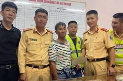 Vừa sử dụng ma túy, hai đối tượng dùng gậy tấn công cảnh sát khi bị dừng xe