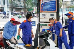 Giá xăng đứng im, dầu tăng 150 đồng/lít
