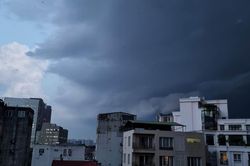 Cảnh báo mưa lớn, giông lốc ở Hà Nội