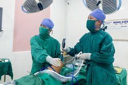 Nhiều bệnh nhân được phẫu thuật tái tạo dây chằng chéo hai bên cùng lúc tại Bệnh viện Chấn thương - Chỉnh hình Nghệ An