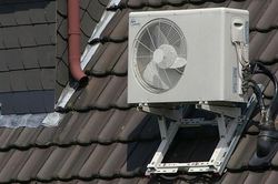 Cục nóng điều hòa để nơi càng thoáng gió càng tốt: Nhân viên kỹ thuật lắc đầu đây mới là cách lắp chuẩn nhất