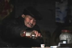 Các cụ dạy rằng: 'Người qua 60, hai không đụng, hai không giao', có nghĩa là gì?