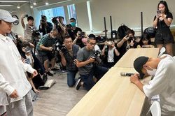 Viêm Á Luân bật khóc, xông vào họp báo xin lỗi nạn nhân bị quấy rối