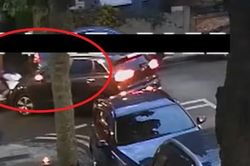 Tài xế đang chuẩn bị rẽ thì có người ngã trước đầu xe, xem camera mới hiểu mình là nạn nhân