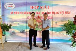 Lãnh đạo huyện Tri Tôn chúc mừng Ngày Báo chí Cách mạng Việt Nam