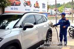 Giá dầu tăng nhẹ, giá xăng giữ nguyên
