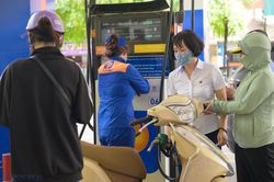 Giá xăng vẫn tiếp tục giữ nguyên, dầu diesel tăng nhẹ
