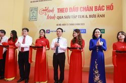 Hành trình theo dấu chân Bác Hồ qua sưu tập tem và bưu ảnh