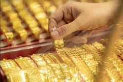 Giá vàng hôm nay: Kim loại quý đối mặt nguy cơ bán tháo
