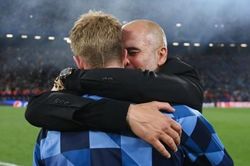 Man City: Người hâm mộ xúc động trước khoảnh khắc HLV Pep Guardiola và Kevin de Bruyne