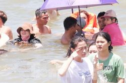 Giữa trưa, biển Quy Nhơn đông nghịt người tắm 'xả xui' ngày Tết Đoan Ngọ