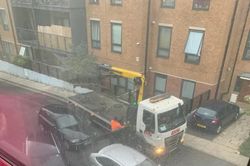 Cố tình đỗ dưới lòng đường vì nhà có quá nhiều ô tô, chủ xe BMW nhận kết đắng