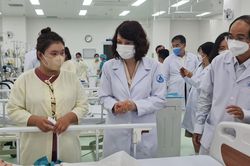 Thuốc trị tay chân miệng nặng đang khan hiếm trên toàn cầu