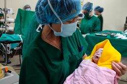 Người mẹ có phủ tạng đảo ngược quyết giữ thai đến cùng