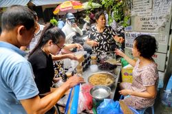 Đa dạng đồ cúng Tết Đoan Ngọ cho người dân Thủ Đô
