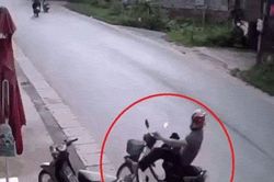 Clip: Khóc dở mếu dở với cảnh tai nạn xe máy như diễn xiếc