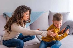 4 dấu hiệu trẻ 'nghiện' điện thoại rất nặng, cha mẹ nên lưu ý