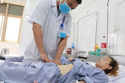 Cô gái 27 tuổi mắc bệnh hiếm, một hạt cơm cũng không ăn được
