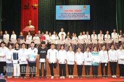 Tặng 100 chiếc xe đạp và 30 suất học bổng cho học sinh có hoàn cảnh đặc biệt khó khăn
