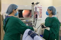 Cấp cứu vì mảnh xương vịt găm sâu trong thực quản