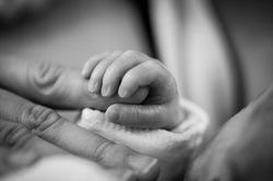 Thảm kịch do trầm cảm sau sinh: Mẹ bế con gái lên cầu, gây chuyện đau lòng