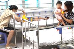 Trẻ mắc tay chân miệng gặp biến chứng nặng do cha mẹ chủ quan