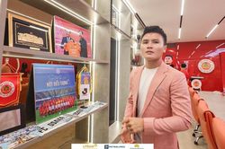 Quang Hải diện vest hồng bảnh bao, đầy phong cách trong ngày ra mắt CLB Công An Hà Nội