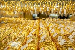 Giá vàng hôm nay: Vàng thế giới lao dốc, trong nước duy trì 67 triệu đồng/lượng