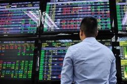 VN-Index đảo chiều tăng hơn 4 điểm, thanh khoản cao