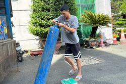 Công an khám xét kho hàng chứa 21 tấn khí cười