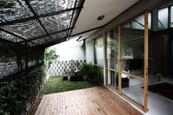 Nhà cấp 4 với nét đẹp từ cây cỏ phủ xanh bê tông