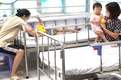 Hơn 1.200 trẻ mắc tay chân miệng phải nhập viện