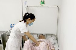 Nhập viện cấp cứu sau ăn hoa quả để tủ lạnh từ tối hôm trước
