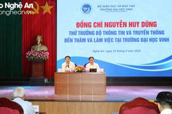 Thứ trưởng Bộ Thông tin và Truyền thông nói chuyện về chuyển đổi số với giảng viên, sinh viên Trường Đại học Vinh