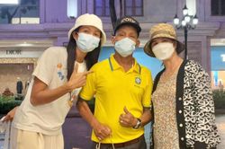 H'Hen Niê sơ hở là tặng quà bố mẹ, 'Lọ lem' có hiếu nhất nhì Vbiz là đây!