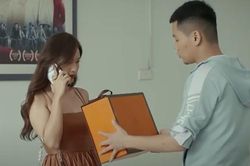 'Gia đình mình vui bất thình lình' tập 32: Trâm Anh được người đàn ông giấu mặt tặng túi Hermes