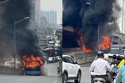 Hà Nội: Xe buýt bốc cháy ngùn ngụt khi đang lên dốc Vành đai 3 trên cao