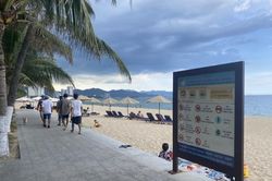 Nha Trang: Cấm người dân mang động vật nuôi đi dạo ở công viên bờ biển, tắm biển không đúng quy định