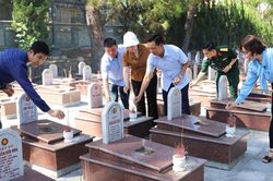 Huyện Bát Xát tổ chức đoàn đại biểu viếng một số nghĩa trang liệt sĩ và thăm chiến trường xưa
