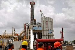 Lý do giá dầu thô không tăng bất chấp nỗ lực kéo của OPEC