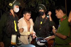 Khống chế đối tượng mang 73 gói ma túy, thu giữ 1 khẩu súng
