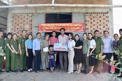 Trao kinh phí sửa chữa nhà cho người dân có hoàn cảnh khó khăn