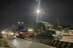 Chạy xe máy vào làn ô tô, người đàn ông bị xe đầu kéo tông tử vong