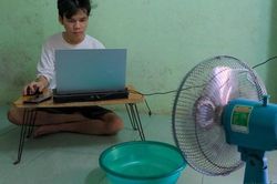 Sinh viên chật vật trong những căn phòng trọ giữa cao điểm nắng nóng