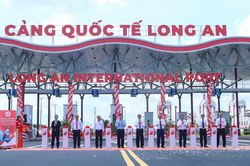 Cảng Quốc tế Long An chính thức hợp long 7 cầu cảng