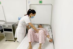 Ngộ độc vì ăn dưa lê để qua đêm trong tủ lạnh