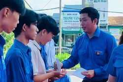 Quảng Ngãi: Trao 100 suất học bổng cho học sinh hoàn cảnh khó khăn tham gia kỳ thi tốt nghiệp THPT