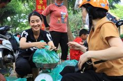 Hà Nội: Sấu vào mùa, người dân trèo, hái bán kiếm tiền triệu mỗi ngày